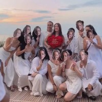 Terlihat acara ulang tahunnya itu ramai dihadiri orang-orang tersayang. Kebahagiaan pun tampak jelas di wajah Nia Ramadhani. Foto: Instagram