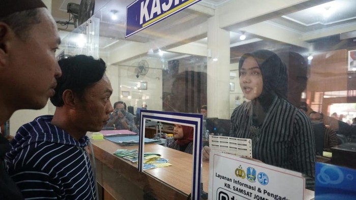 Nuansa baju adat Jawa di Samsat Jombang saat peringati Hari Kartini