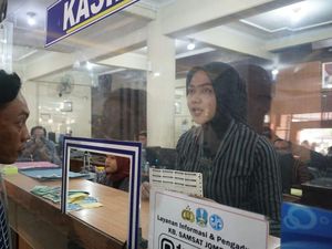 Petugas Samsat Jombang Berbusana Jawa Peringati Hari Kartini