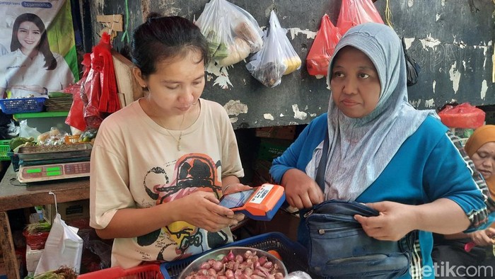 Nuryati, agen BRILink di Pasar Tradisional Pasar Minggu.