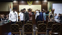 Para saksi yang dihadirkan adalah eks Deputi Bidang Agro Kemendag Wahyu Kuncoro, pegawai BPS M Firman, pegawai Kemendag Roro Fitriani, eks Kabid Pengawasan Bea Cukai Sulawesi Agus Amijaya, pegawai Ditjen Bea Cukai Darul Anggoro, Muhtadi, Rujito dan Wahyudi Adrianto.