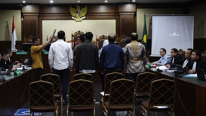 Pegawai Bea Cukai hingga Kemendag Bersaksi untuk Tom Lembong Terdakwa kasus dugaan korupsi impor gula Thomas Trikasih Lembong atau Tom Lembong mengikuti sidang lanjutan di Pengadilan Tipikor, Jakarta, Senin (21/5/2025). Sidang tersebut beragenda mendengarkan keterangan delapan saksi yang dihadirkan Jaksa Penuntut Umum (JPU) eks Deputi Bidang Agro Kemendag Wahyu Kuncoro, pegawai BPS M Firman, pegawai Kemendag Roro Fitriani, eks Kabid Pengawasan Bea Cukai Sulawesi Agus Amijaya, pegawai Ditjen Bea Cukai Darul Anggoro, Muhtadi, Rujito dan Wahyudi Adrianto.