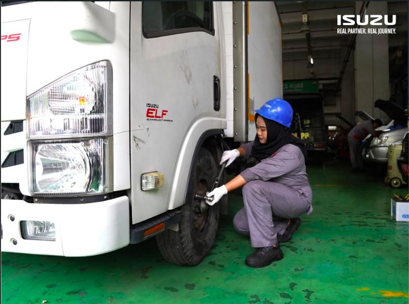 Pekerja wanita di pabrik Isuzu