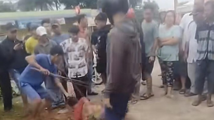 Pelaku curanmor dihajar massa saat kepergook melakukan aksinya