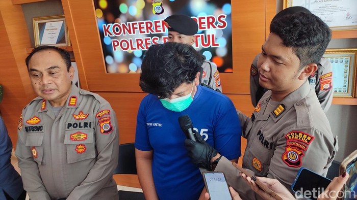 Pelaku pembacokan, EAN (19) alias Gendut, warga warga Trimulyo, Jetis, Bantul saat memberikan keterangan di Polres Bantul, Senin (21/4/2025).