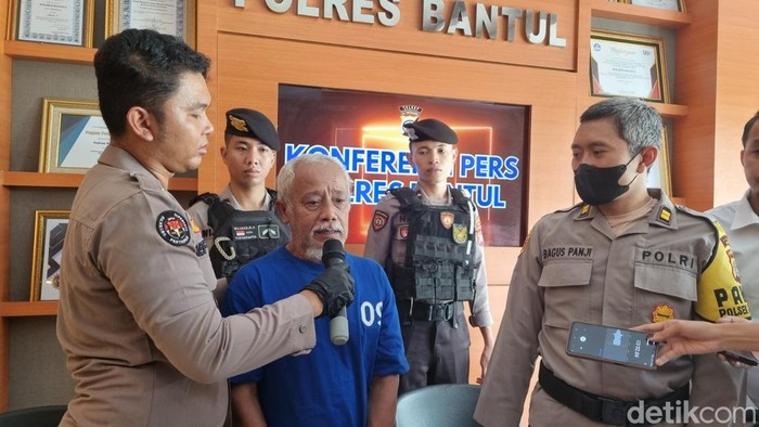 Pelaku pencurian emas, smartphone dan uang tunai milik tetangganya, Mbah Untung saat memberikan keterangan di Polres Bantul, Senin (21/4/2025).