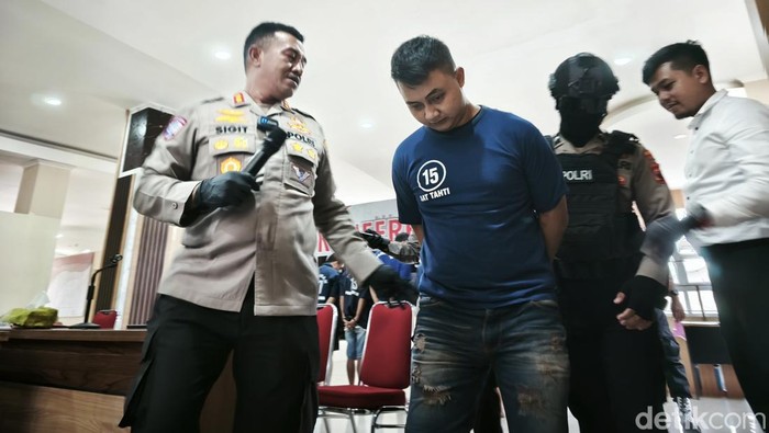 Pelaku pencurian mobil, AF alias Rizal (28), saat dihadirkan dalam konferensi pers di Mapolresta Solo, Senin (21/4/2025).