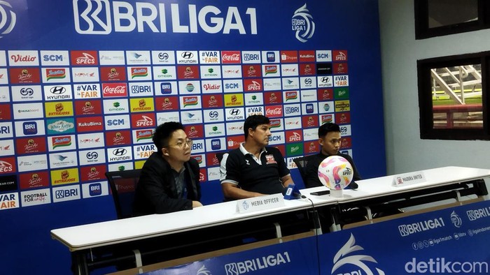 Pelatih Madura United, Angel Alfredo Vera saat jumpa pers di GBT