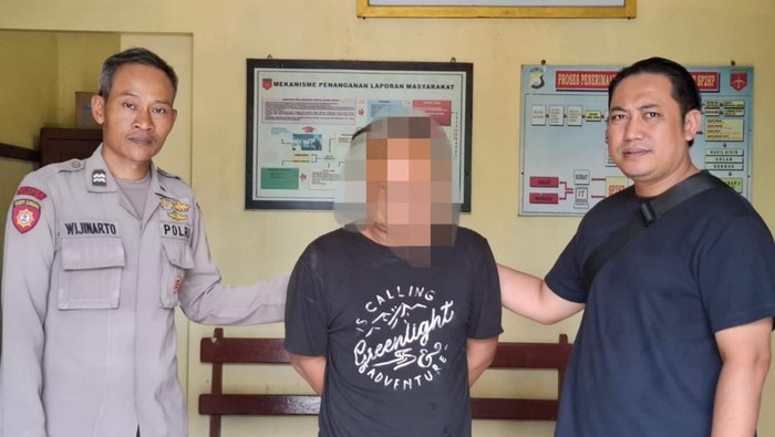 Pelaku, EW residivis pembobol ATM di Gurah, Kediri saat diserahkan ke kantr polisi