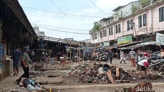 Pembongkaran lapak PKL di Pasar Cikurubuk Tasikmalaya.