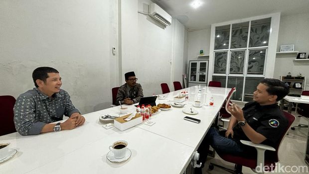 Pemimpin Wilayah Bulog Sulsel dan Sulbar Fahrurozi saat berkunjung ke kantor redaksi detikSulsel di Makassar, Senin (21/4/2025). Hermawan Mappiwali/detikSulsel