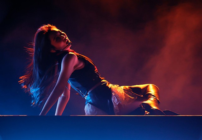 Kostum panggung Jennie BLACKPINK datang dari rumah mode Prancis, Mugler. Dia memakai coat dress hitam dengan aksen belt yang dimodifikasi ulang, khusus untuk penampilan terakhirnya di Coachella 2025. Foto: Getty Images