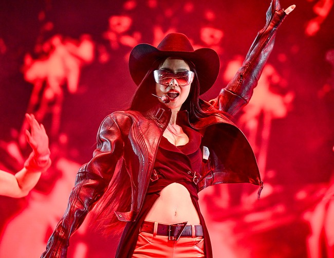 Jennie BLACKPINK sukses menguasai panggung dengan penampilannya di minggu kedua Coachella 2025, Minggu (20/4/2025) waktu setempat. Eksistensinya sebagai solois kian diakui netizen dan penggemar. Foto: Getty Images