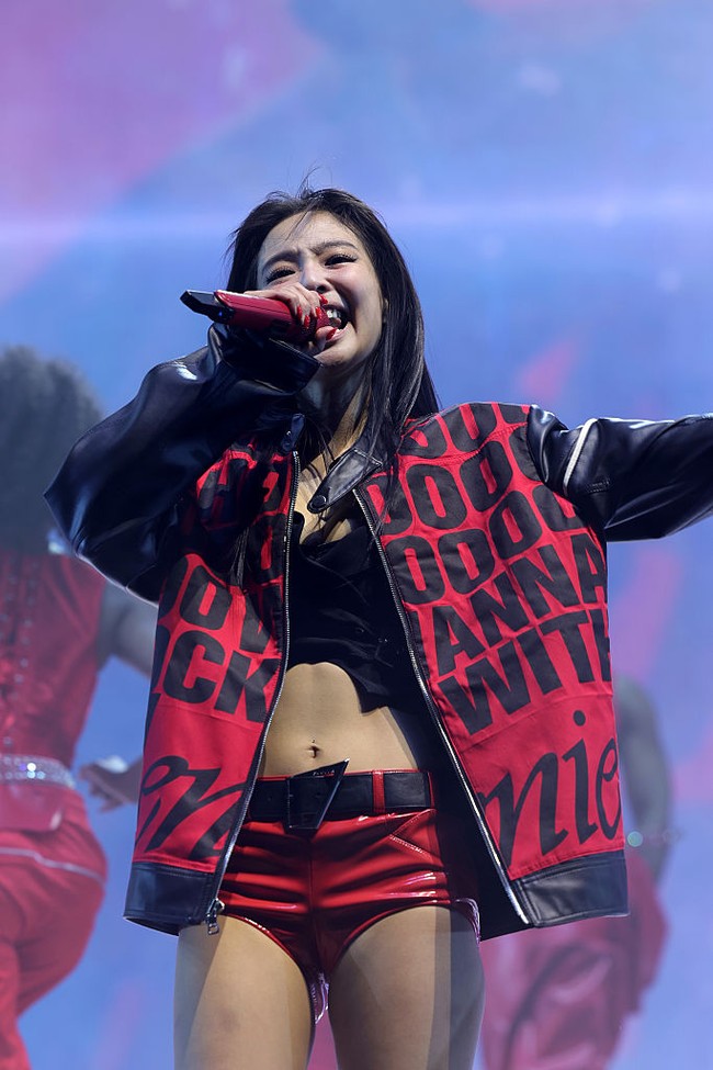 Di tengah penampilan, Jennie BLACKPINK sempat berganti kostum dan memakai jaket kulit bertuliskan penggalan lirik lagunya ‘like JENNIE’ yang viral di media sosial. “Who wanna rock with JENNIE,” demikian bunyi tulisan pada jaketnya. Foto: Getty Images