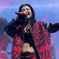 Di tengah penampilan, Jennie BLACKPINK sempat berganti kostum dan memakai jaket kulit bertuliskan penggalan lirik lagunya ‘like JENNIE’ yang viral di media sosial. “Who wanna rock with JENNIE,” demikian bunyi tulisan pada jaketnya. Foto: Getty Images