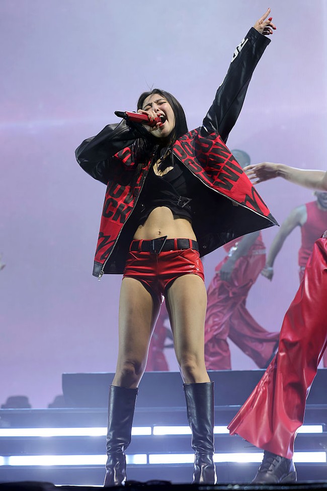 Sejumlah netizen Korea menganggap Jennie BLACKPINK memberikan penampilan terbaik sepanjang kariernya saat menutup Coachella 2025. Kemampuan live vocal, rap, dan dance-nya terlihat menonjol dengan aksi panggung yang membara. Foto: Getty Images