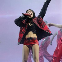 Sejumlah netizen Korea menganggap Jennie BLACKPINK memberikan penampilan terbaik sepanjang kariernya saat menutup Coachella 2025. Kemampuan live vocal, rap, dan dance-nya terlihat menonjol dengan aksi panggung yang membara. Foto: Getty Images