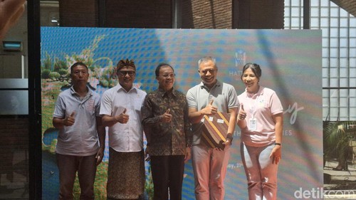 Penandatanganan kerja sama Hatten Wines bersama Malu Dong, Nusa Solar, dan PT. Bersih Dari Sampah (DBS) disaksikan Gubernur Bali Wayan Koster, Senin (21/4/2025).