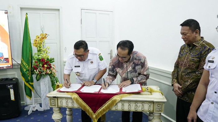 Penandatanganan MoU antara Pemkab Takalar dan Unhas dalam rangka memperkuat ekonomi daerah. Dokumen Istimewa