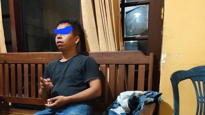 AR (28), pria yang ditangkap karena hendak mencuri di gudang saos di Gangin, Kasihan, Bantul, Minggu (20/4/2025).