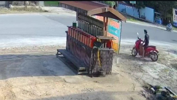 Potongan video CCTV pelaku pencurian tabung gas di siang bolong di wilayah Kubar