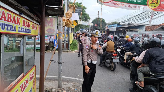 Penerapan uji coba one way di Pondok Cabe Ilir, Tangerang Selatan, Senin (21/4/2025) pagi.