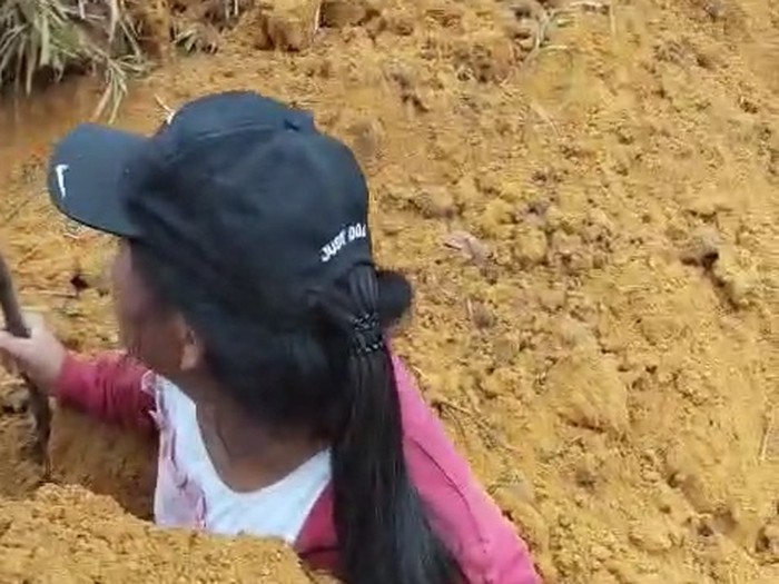 Tangkapan Layar perempuan tertimbun tanah saat pematangan lahan di kawasan Teluk Bakau Kolam, Nongsa, Batam.