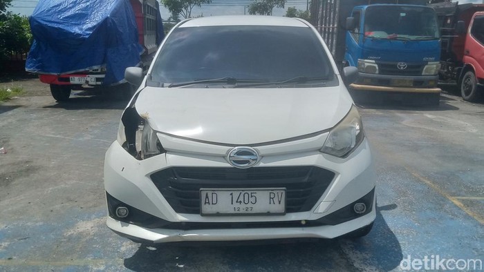 Mobil Daihatsu Sigra milik sopir taksi online yang digorok pelaku di Desa Blimbing, Karangnongko, saat terparkir di halaman Mapolres Klaten, Senin (21/4/2025).