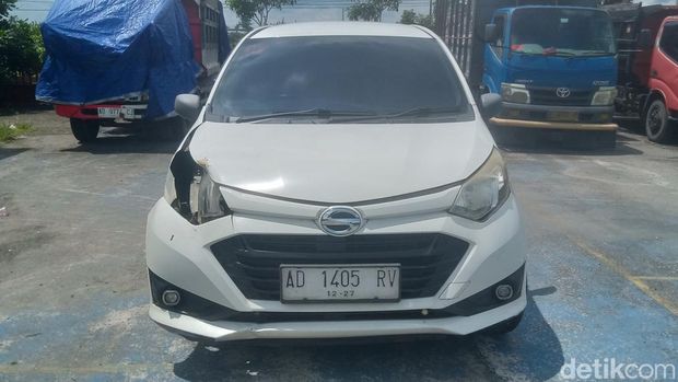 Mobil Daihatsu Sigra milik sopir taksi online yang digorok pelaku di Desa Blimbing, Karangnongko, saat terparkir di halaman Mapolres Klaten, Senin (21/4/2025).