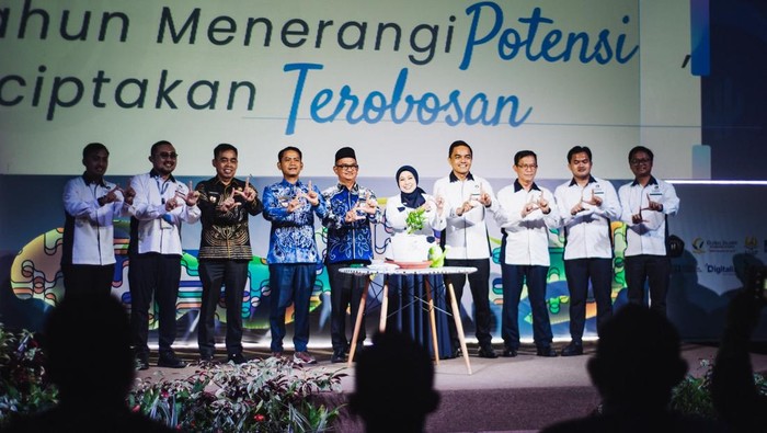 Penyiraman pohon methuselah menjadi simbol dibukanya perayaan Hari Ulang Tahun (HUT) ke-15 Yayasan Hasnur Centre (YHC).