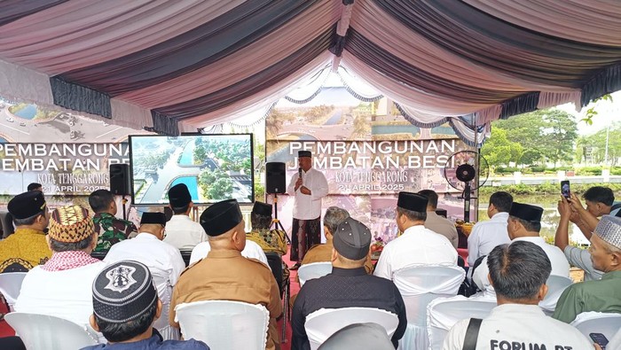 Peresmian pembangunan jembatan besi pendamping di Tenggarong, Kutai Kartanegara (Kukar).