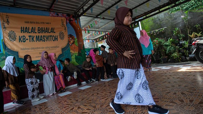 Sejumlah siswa mengenakan pakaian tradisional saat mengikuti upacara memperingati Hari Kartini di TK Masyitoh, Tlogoadi, Mlati, Sleman, D.I Yogyakarta, Senin (21/4/2025). Pelajar di sejumlah sekolah di Yogyakarta memakai pakaian adat untuk memeriahkan dan memperingai hari Kartini. ANTARA FOTO/Andreas Fitri Atmoko/YU