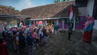 Sejumlah siswa mengenakan pakaian tradisional saat mengikuti upacara memperingati Hari Kartini di TK Masyitoh, Tlogoadi, Mlati, Sleman, D.I Yogyakarta, Senin (21/4/2025). 