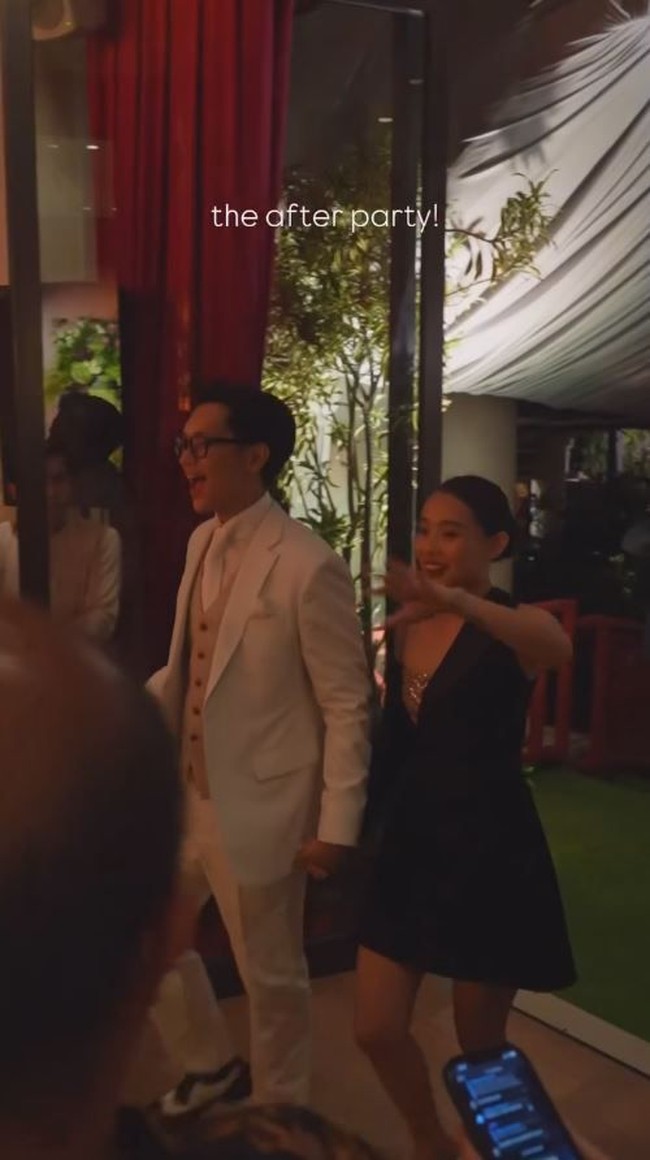 Dhika tampil cantik kenakan mini dress hitam dengan potongan leher bentuk v rendah yang dipadukan kemben warna gold. Sementara Brandon kenakan setelan tuxedo berwarna kecoklatan. Foto: Instagram