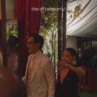 Dhika tampil cantik kenakan mini dress hitam dengan potongan leher bentuk v rendah yang dipadukan kemben warna gold. Sementara Brandon kenakan setelan tuxedo berwarna kecoklatan. Foto: Instagram