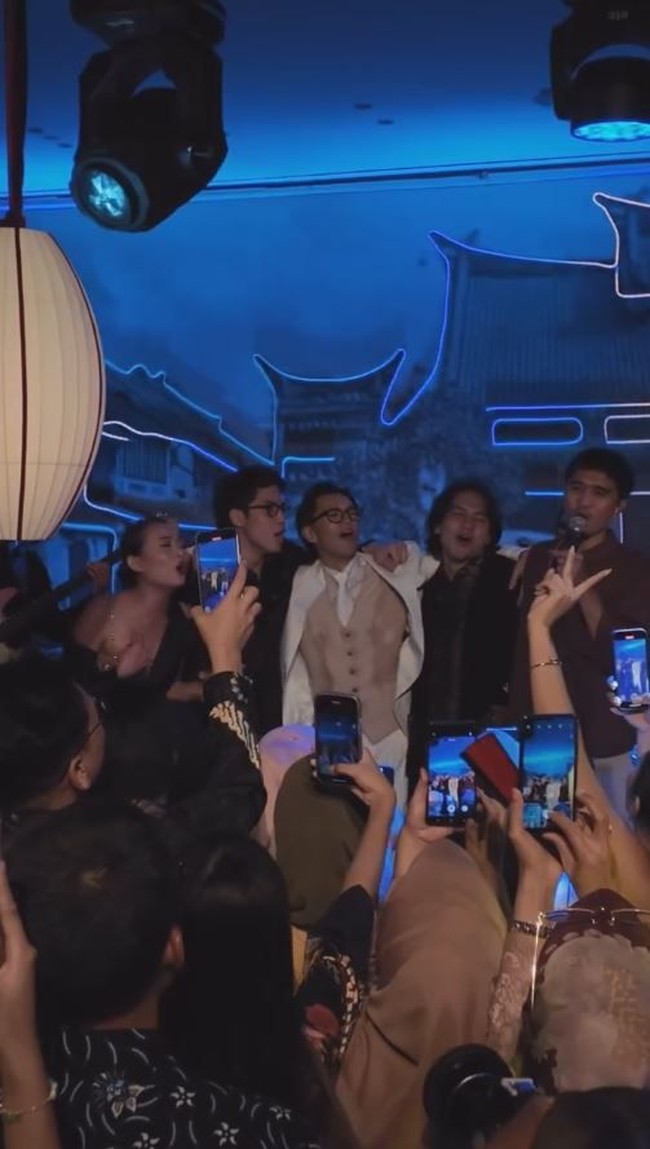 Acara after party tampak begitu meriah dengan kehadiran band Sheila On 7. Terliihat kedua pasutri baru yang ikut bernyayi dan berjoget bersama para tamu undangan yang hadir. Foto: Instagram