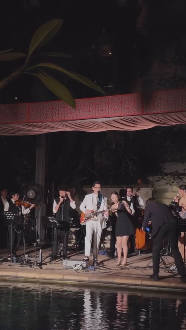 Tak hanya menyuguhkan penampilan dari band Sheila On 7, Brandon juga turut menghibur para tamu dengan bernyanyi sambil ditemani sang istri. Terlihat pasutri baru tampil kompak dan romantis. Foto: Instagram