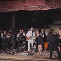 Tak hanya menyuguhkan penampilan dari band Sheila On 7, Brandon juga turut menghibur para tamu dengan bernyanyi sambil ditemani sang istri. Terlihat pasutri baru tampil kompak dan romantis. Foto: Instagram