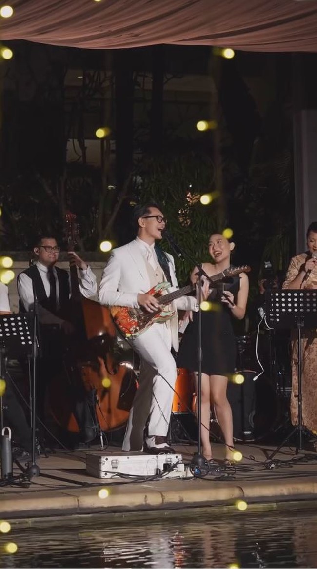 Kebahagiaan jelas terpancar di wajah pasutri baru tersebut. Diketahui sebelumnya, pada tahun 2024, Brandon telah melamar Dhika di Jepang. Foto: Instagram