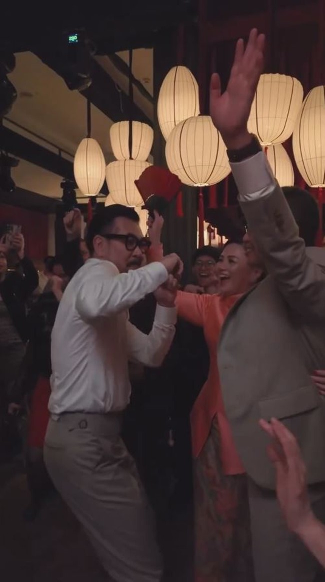 Tak hanya pengantin dan para tamu undangan yang turut menikmati keseruan acara, ayah Brandon, aktor Ferry Salim juga turut berjoget bersama. Foto: Instagram
