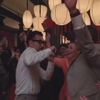 Tak hanya pengantin dan para tamu undangan yang turut menikmati keseruan acara, ayah Brandon, aktor Ferry Salim juga turut berjoget bersama. Foto: Instagram