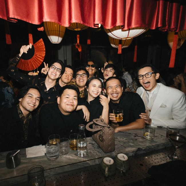 Acara after party Brandon dan Dhika juga tampak ramai dihadiri para rekan artis. Seperti Joshua Suherman, El Rumi, hingga Jefri Nichol. Foto: Instagram