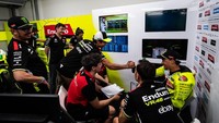 Valentino Rossi terpantau mendukung langsung Pertamina Enduro VR46 Racing saat MotoGP Qatar 2025. Foto: VR46 Racing Team