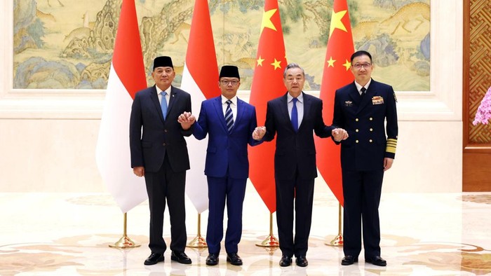 Menteri Pertahanan Republik Indonesia Sjafrie Sjamsoeddin menghadiri Pertemuan Pertama 2+2 Republik Indonesia (RI) – Republik Rakyat Tiongkok (RRT) yang mempertemukan Menteri Luar Negeri dan Menteri Pertahanan dari kedua negara di Beijing, RRT, Senin (21/4/2025).
