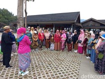 Emak-emak Berkebaya Gelar Aksi Tolak Lapak di Kampung Seni Borobudur