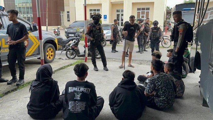 Sembilan oknum kelompok silat saat diamankan di Mapolresta Solo, Minggu (20/4/2025).