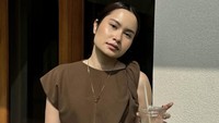 Beberapa kali wanita kelahiran 2002 itu berpose dengan segelas minumannya di sebuah kafe. Seperti momen ini ketika Satine memegang segelas Matcha Espresso yang ia sebut jadi minuman andalannya. Foto: Instagram @satinezaneta