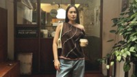 Dalam potret ini anak Inong Ayu itu tidak minum matcha. Satine mengaku senang menemukan toko kopi gemas dan memuji kenikmatan es kopi yang ia beli di sana. Foto: Instagram @satinezaneta