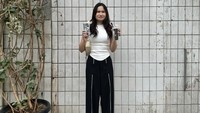 Anak kedua Abimana ini juga sempat jalan-jalan ke Blok M. Satin membeli salah satu jajanan es krim viral di Blok M yaitu Mack’s Creamery. Foto: Instagram @satinezaneta