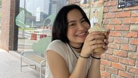 Saat liburan ke Kuala Lumpur, pelantun lagu ‘Pada Waktunya’ ini tentu mampir ke sebuah kafe. Satine nongkrong untuk menikmati kopi frappuccino dan dessert banoffe pie. Foto: Instagram @satinezaneta
